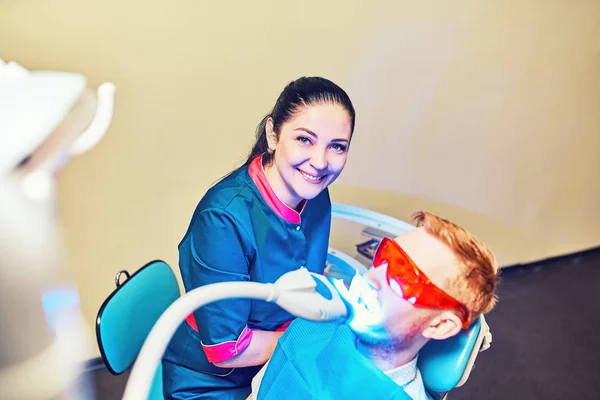 Klinice Stomatologicznej Dość Patienta Wybielania Zębów — Zdjęcie stockowe
