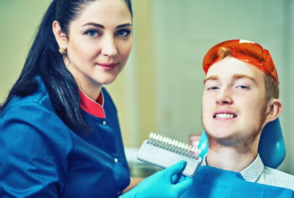 Tandarts Vergelijken Van Patiënt Tanden Schaduw Met Monsters Voor Het — Stockfoto