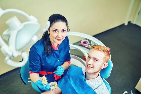 Kvinnliga Tandläkare Visar Patientens Konstgjord Käke Tandläkarens — Stockfoto