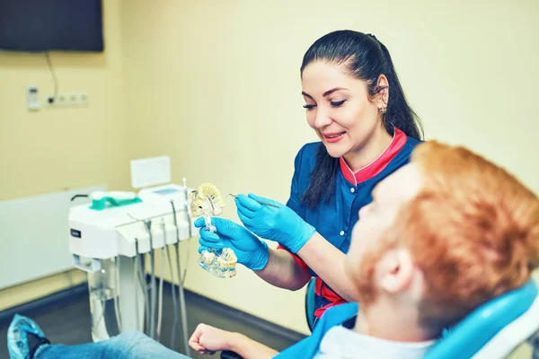 Odontoiatra Che Mostra Mandibola Artificiale Del Paziente Nello Studio Dentistico — Foto Stock