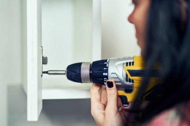 Çalışma giysileri kızı onarım yapar