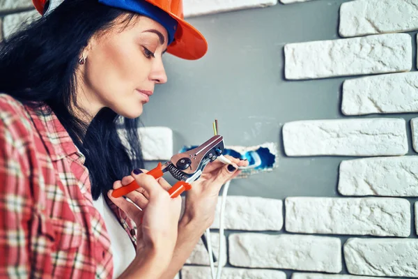 Ragazza Abiti Lavoro Riparazione — Foto Stock