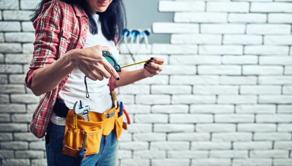 Ragazza Abiti Lavoro Riparazione — Foto Stock