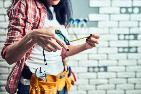 Ragazza Abiti Lavoro Riparazione — Foto Stock