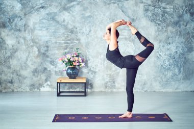 Portre çekici kadın egzersizleri yapıyor. Esmer fit ile 