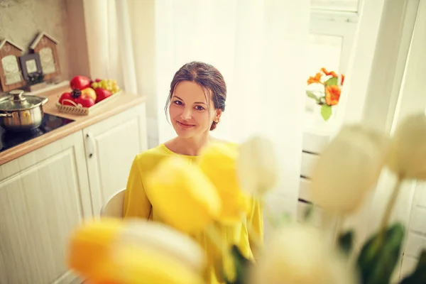 Чарівна, гарна дівчина тримає великий букет тюльпанів в руках — стокове фото