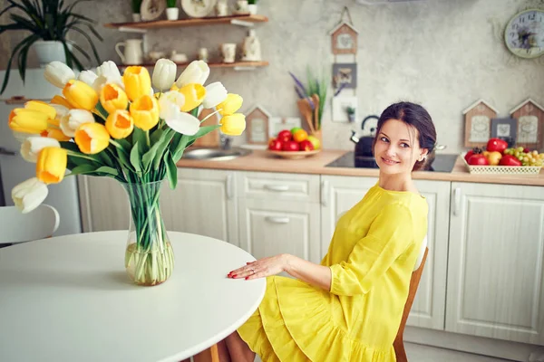Чарівна, гарна дівчина тримає великий букет тюльпанів в руках — стокове фото