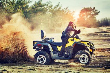 Kum tepeleri içinde Atv sürme Genç kum bir dönüş yapma