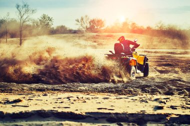 Kum tepeleri içinde Atv sürme Genç kum bir dönüş yapma