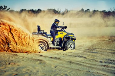 Kum tepeleri içinde Atv sürme Genç kum bir dönüş yapma