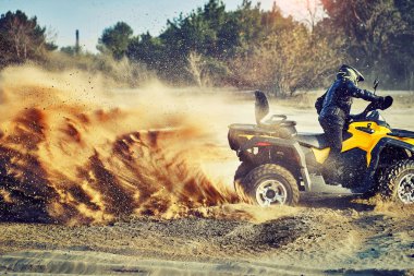 Kum tepeleri içinde Atv sürme Genç kum bir dönüş yapma