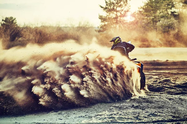 Подросток ездит на квадроциклах в песчаных дюнах, делает поворот в песке — стоковое фото