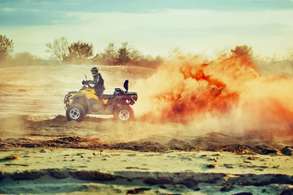 Teen equitazione ATV in dune di sabbia facendo un giro nella sabbia — Foto Stock