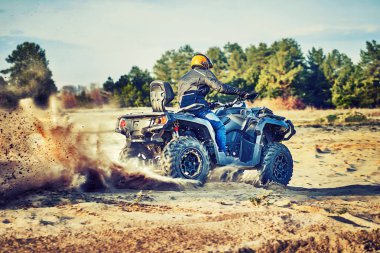Kum tepeleri içinde Atv sürme Genç kum bir dönüş yapma