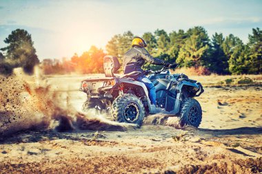 Kum tepeleri içinde Atv sürme Genç kum bir dönüş yapma