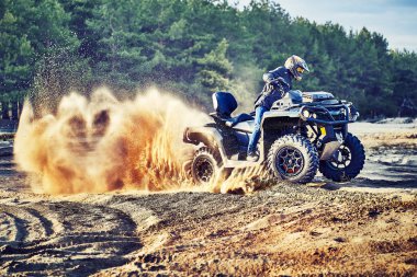 Kum tepeleri içinde Atv sürme Genç kum bir dönüş yapma