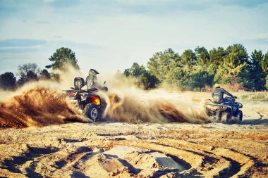 Kum tepeleri içinde Atv sürme Genç kum bir dönüş yapma