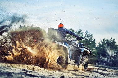 Kum tepeleri içinde Atv sürme Genç kum bir dönüş yapma