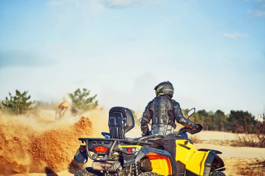 Kum tepeleri içinde Atv sürme Genç kum bir dönüş yapma