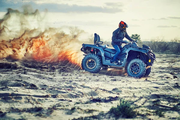 Adolescente montando ATV em dunas de areia fazendo uma curva na areia — Fotografia de Stock