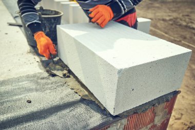 Aerated beton kirtich bir evin inşaatı