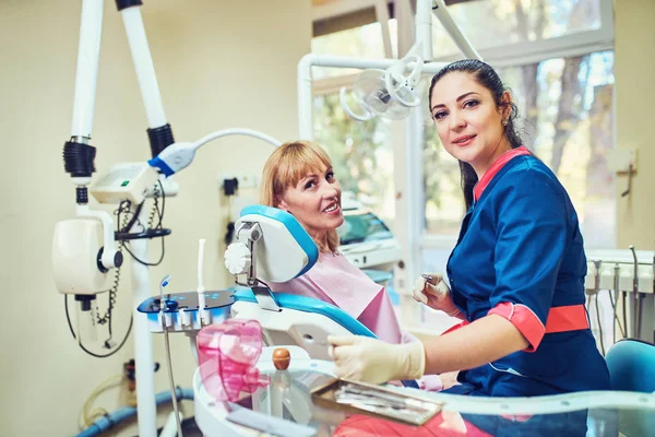 Paziente Sorridente Soddisfatto Uno Studio Dentistico — Foto Stock