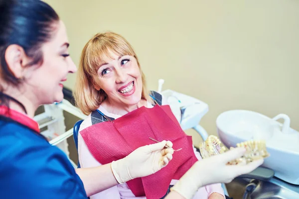 Dentista che esamina i denti di un paziente dal dentista . — Foto Stock
