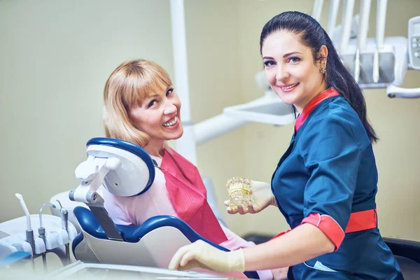 Стоматолог оглядає зуби пацієнта у стоматолога . — стокове фото