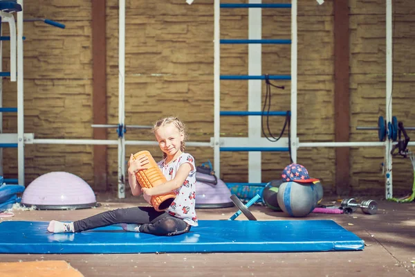 Veselé dítě cvičením sportovních potřeb. — Stock fotografie