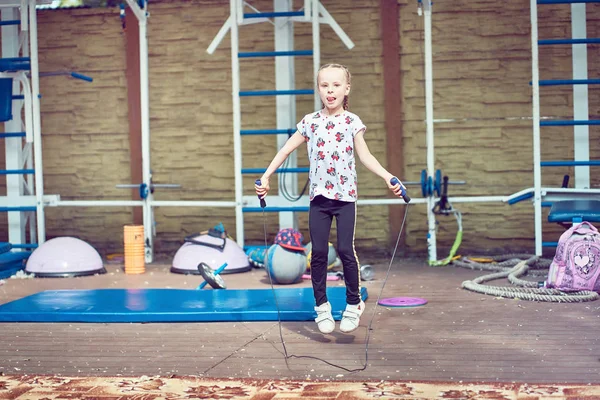 스포츠 장비에 운동을하고 쾌활한 아이. — 스톡 사진