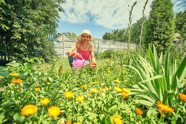 Een vrouw werkt in de tuin op haar eigen in de tuin — Stockfoto