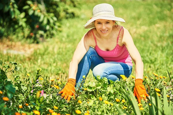 Una mujer trabaja sola en el jardín en el jardín —  Fotos de Stock