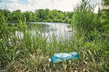 Plastik su şişeleri su kirliliği. Çevre concep