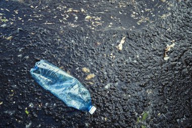 Plastik su şişeleri su kirliliği. Çevre concep