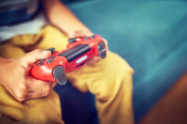 Video oyun oyunda bir joystick ile oynar