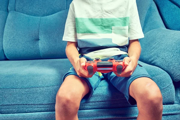 Videojuego juega con un joystick en el juego —  Fotos de Stock