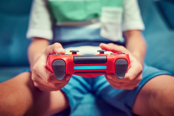 Video gamer bermain dengan joystick dalam permainan — Stok Foto