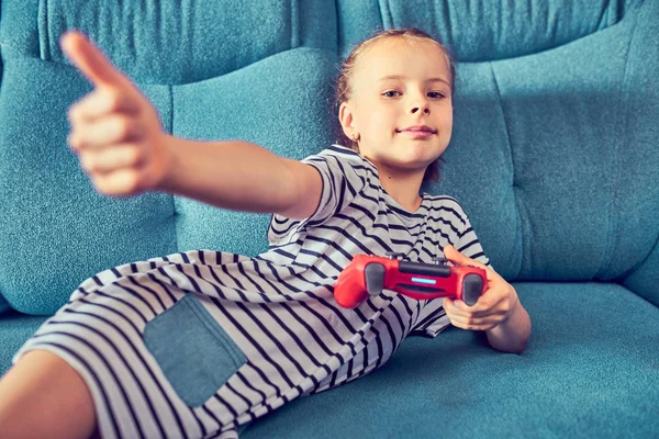 Kinderen emotioneel spelen een video game terwijl zittend op de couc — Stockfoto