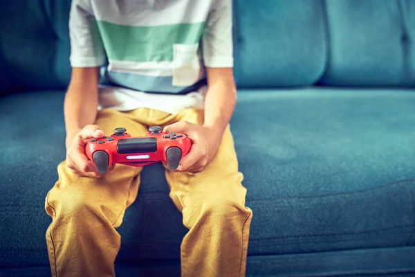 Οι παίκτες βίντεο παίζουν με ένα joystick στο παιχνίδι — Φωτογραφία Αρχείου