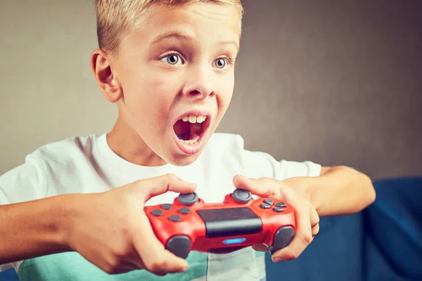 Anak Anak Kecil Bermain Video Game Sendiri — Stok Foto