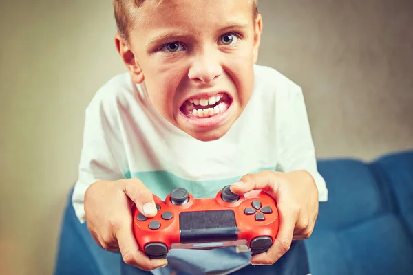 Anak Anak Kecil Bermain Video Game Sendiri — Stok Foto