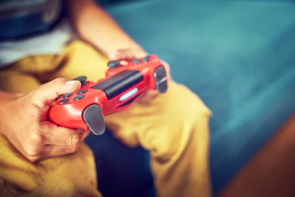 Οι παίκτες βίντεο παίζουν με ένα joystick στο παιχνίδι — Φωτογραφία Αρχείου