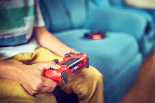 Video gamer speelt met een joystick in het spel — Stockfoto