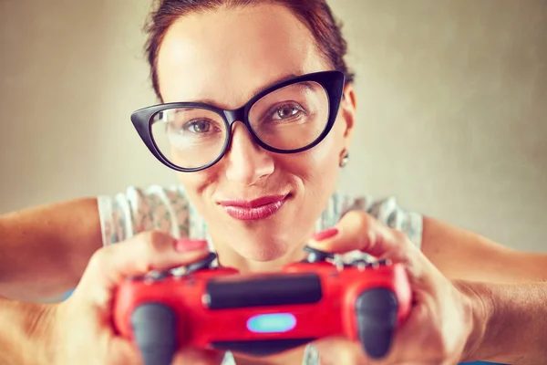 Videojuego juega con un joystick en el juego —  Fotos de Stock