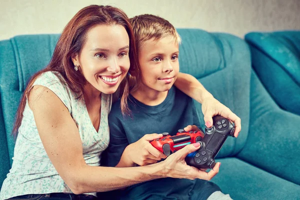 Молодые мама и сын играют в видеоигры — стоковое фото