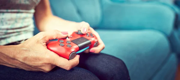 Video gamer bermain dengan joystick dalam permainan — Stok Foto