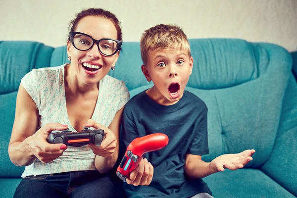 Νέοι μαμά και γιος παίζουν βιντεοπαιχνίδια — Φωτογραφία Αρχείου