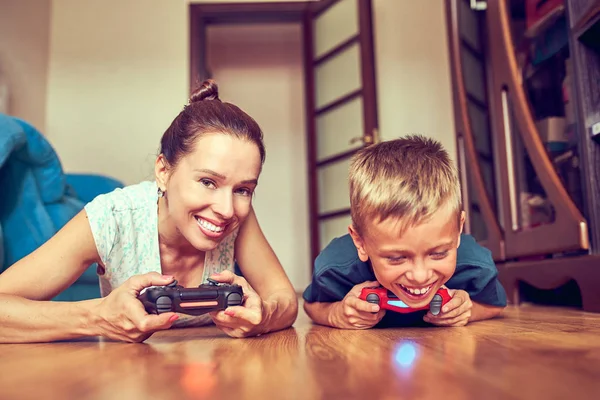 Joven mamá e hijo juegan videojuegos —  Fotos de Stock