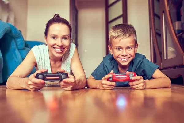 Νέοι μαμά και γιος παίζουν βιντεοπαιχνίδια — Φωτογραφία Αρχείου