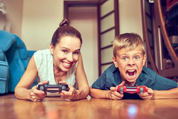 Joven mamá e hijo juegan videojuegos —  Fotos de Stock